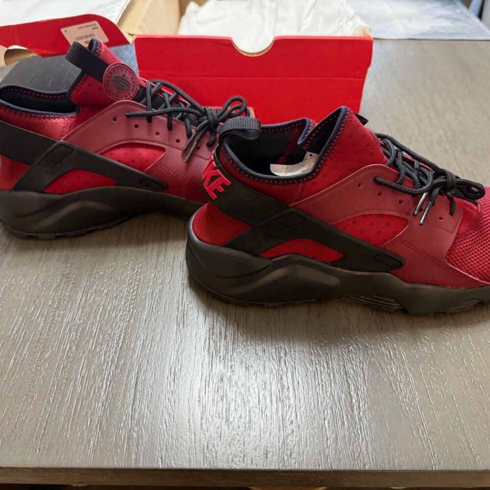 NIke Air Huarache Sneakers Run-Ultra Team Red/Gym Red Black Size 11 New with Box